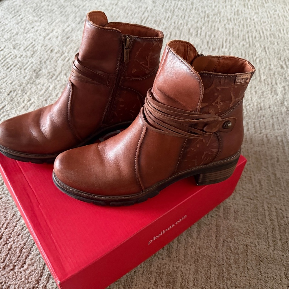 PIKOLINOS Women's Tan Leather Ankle Booties